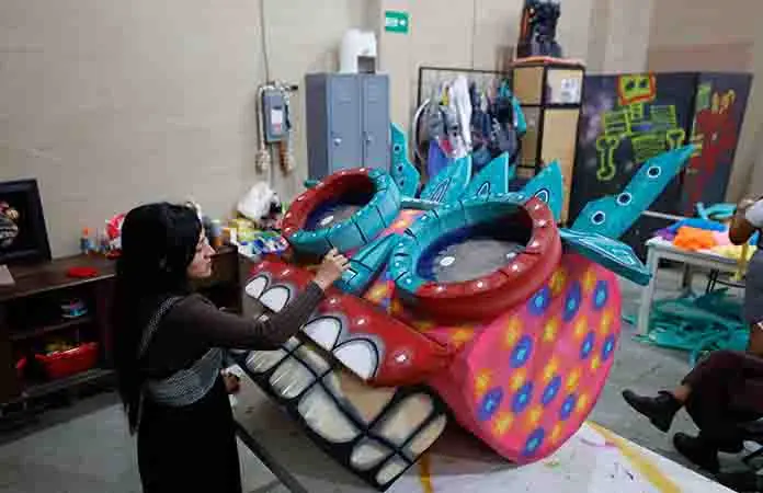 Se preparan para colorido desfile en Ciudad de México