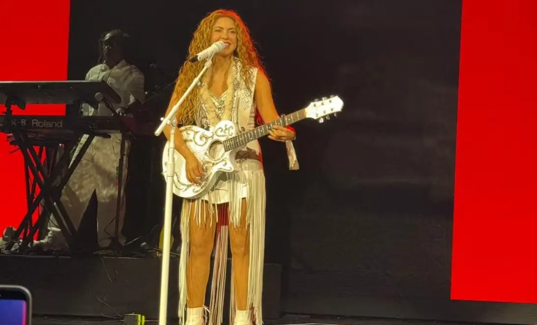 Shakira sorprende con show íntimo en el upfront de Televisa