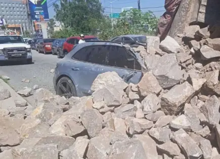 Video | Vuelca un camión con carga de mármol en Sierra Vista