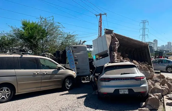 Al volcar, camión ocasiona estela de daños en bulevar