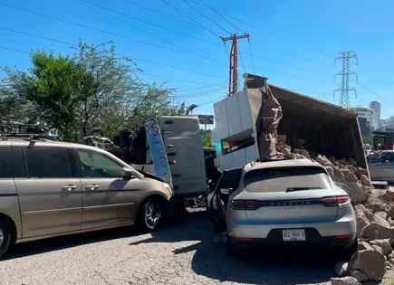 Al volcar, camión ocasiona estela de daños en bulevar