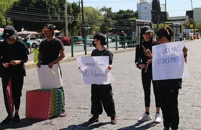 Estudiantes de Escuela de Danza bloquean el Centro Histórico