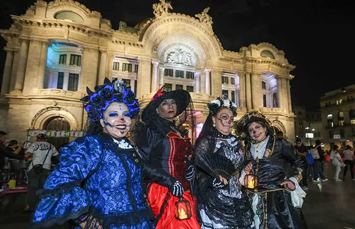 Festejan las catrinas y los monstruos