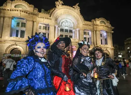 Festejan las catrinas y los monstruos Festejan las catrinas y los monstruos