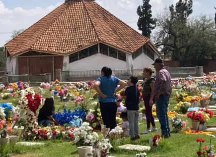 Con ofrendas y música, llenan panteones en Soledad