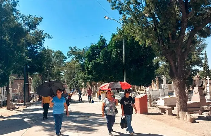 Panteones esperan miles de visitantes