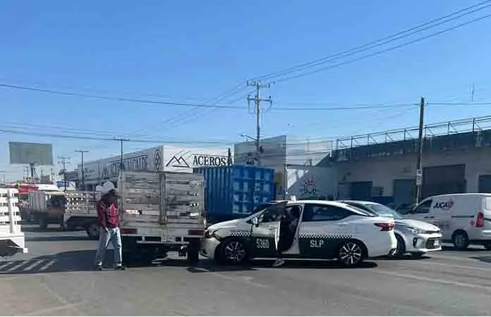 Taxista causa accidente vial al dar vuelta en “U”