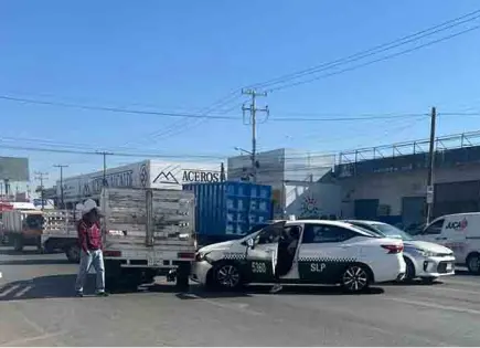 Taxista causa accidente vial al dar vuelta en “U”