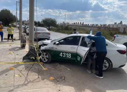 Taxista se estrella en poste; usuario resulta con golpes