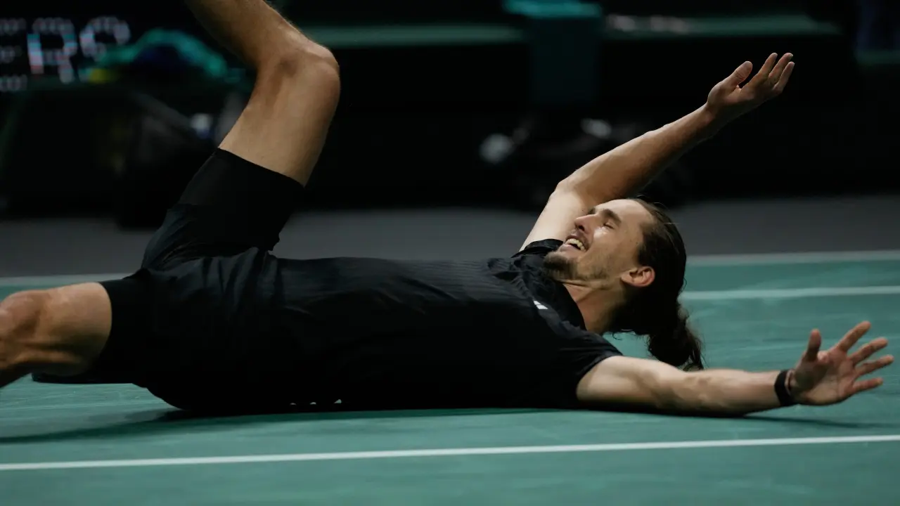 Zverev remonta ante Medvedev en el Masters de París