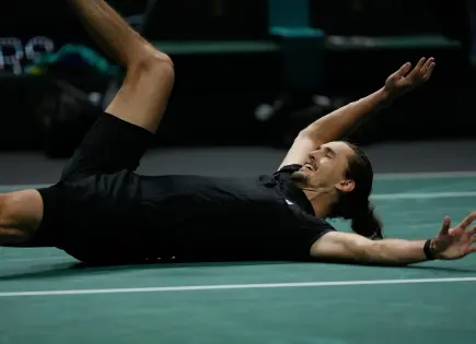 Zverev remonta ante Medvedev en el Masters de París