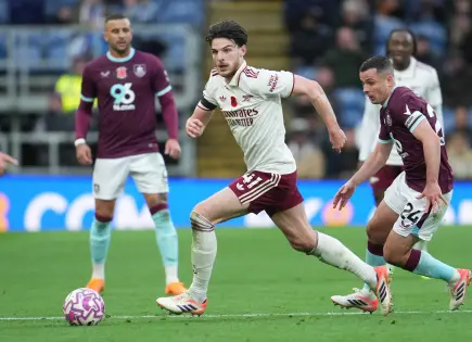 Arsenal lidera la Premier League con victorias contundentes