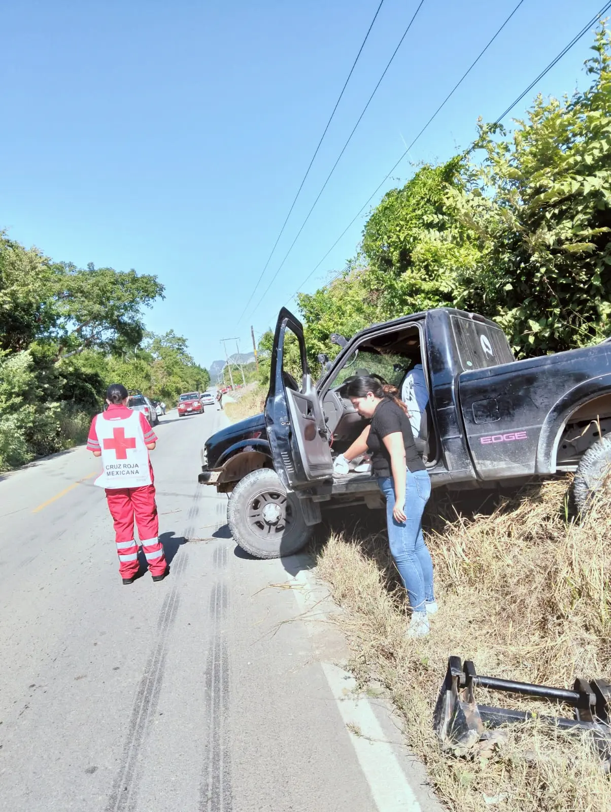 Camioneta choca contra vehículo y se sale del camino cerca de Micos