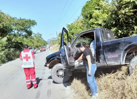 Camioneta choca contra vehículo y se sale del camino cerca de Micos