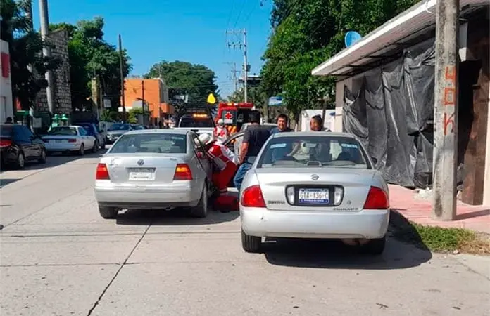 Choque entre dos carros deja un lesionado