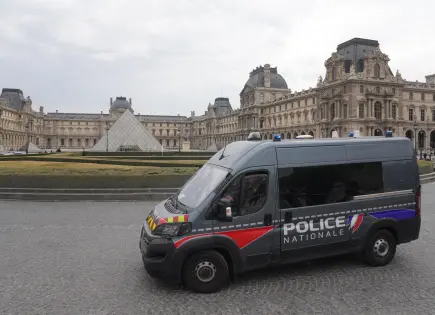 Dos nuevos sospechosos acusados por robo de joyas en Louvre