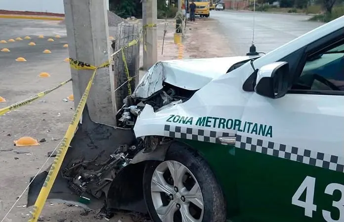 Impacta taxi contra poste de luz en Periférico
