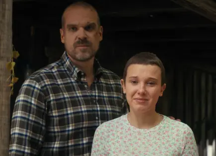 Millie Bobby Brown aclara su relación con David Harbour en Stranger Things