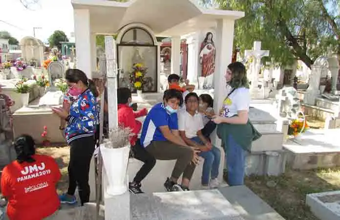 Panteones, con cientos de visitantes