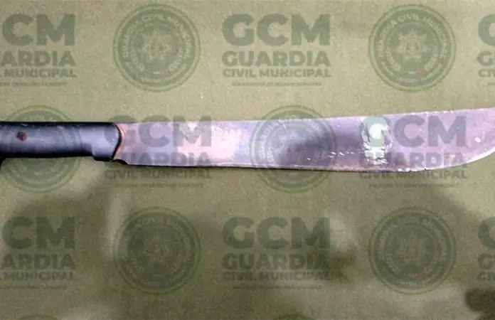 Portando un machete, sorprenden a menor