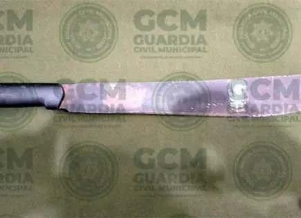 Portando un machete, sorprenden a menor