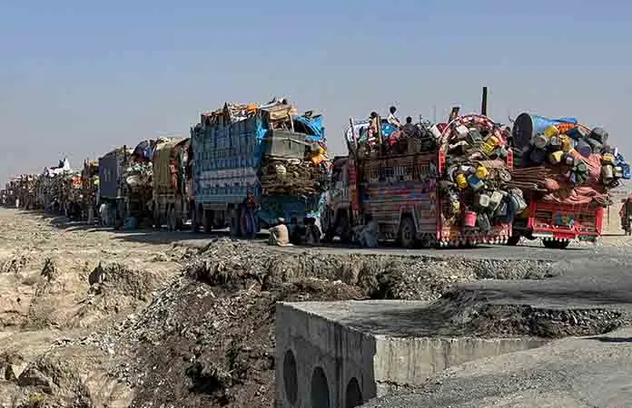 Refugiados afganos dejan tierra paquistaní