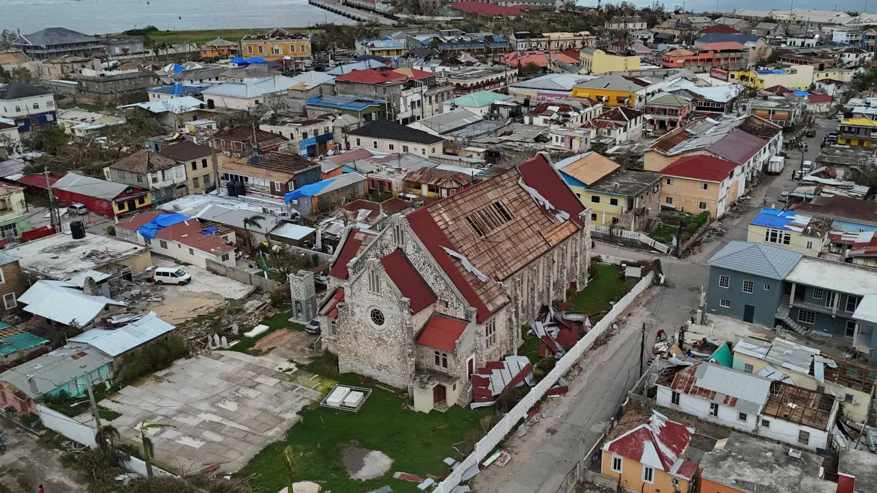 Rescatistas y trabajadores humanitarios despliegan ayuda en Jamaica tras paso de huracán Melissa