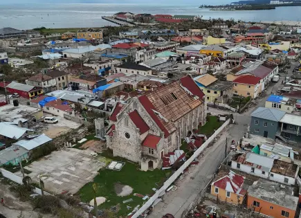 Rescatistas y trabajadores humanitarios despliegan ayuda en Jamaica tras paso de huracán Melissa