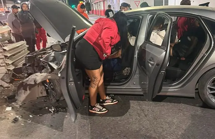 Carro se estrella contra contención en Periférico Nte. 