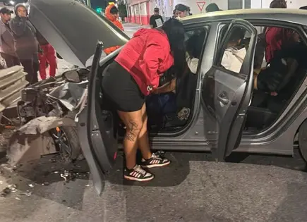 Carro se estrella contra contención en Periférico Nte. 