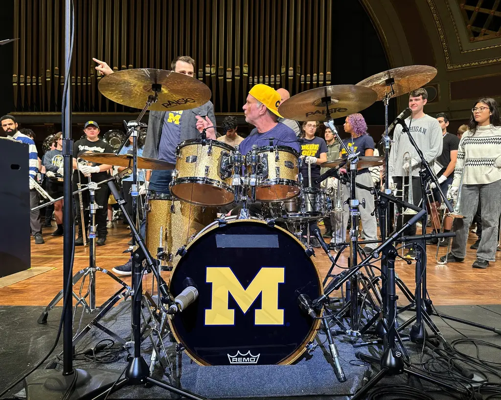 Chad Smith, baterista de Red Hot Chili Peppers, brinda beca a estudiantes en Michigan