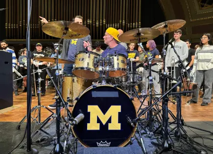 Chad Smith, baterista de Red Hot Chili Peppers, brinda beca a estudiantes en Michigan Chad Smith, baterista de Red Hot Chili Peppers, brinda beca a estudiantes en Michigan