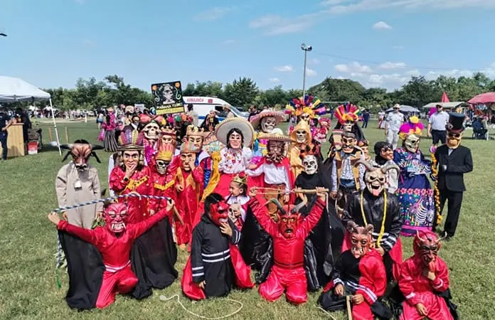 Deleitan comparsas a miles de personas