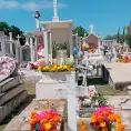 Familias atiborran panteón municipal