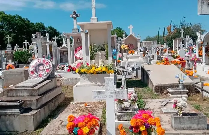 Familias atiborran panteón municipal