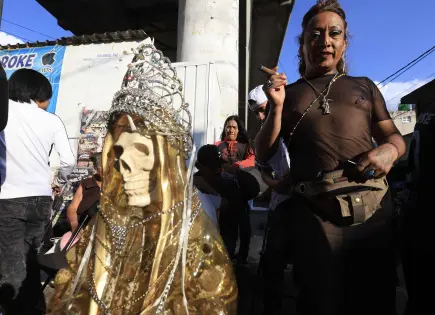 Fieles celebran 25 años de la Congregación Nacional Santa Muerte en el Metro Ecatepec Fieles celebran 25 años de la Congregación Nacional Santa Muerte en el Metro Ecatepec