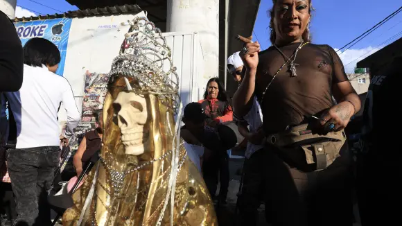 Fieles celebran 25 años de la Congregación Nacional Santa Muerte en el Metro Ecatepec