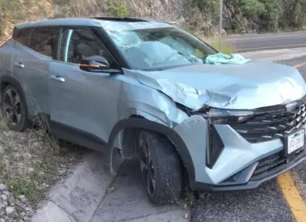 Fotos: Estrellan camioneta en un cerro de la autopista Valles-Rayón