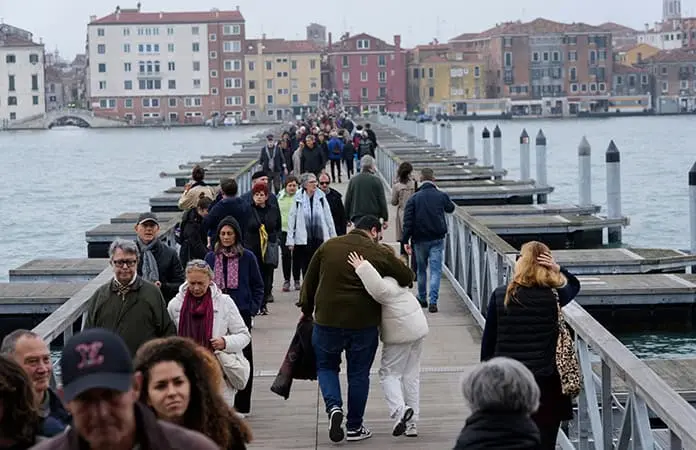 Revive Venecia tradición de su puente flotante