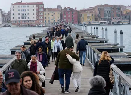 Revive Venecia tradición de su puente flotante