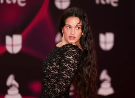 Rosalía comparte su álbum LUX con influencias de santas y múltiples idiomas