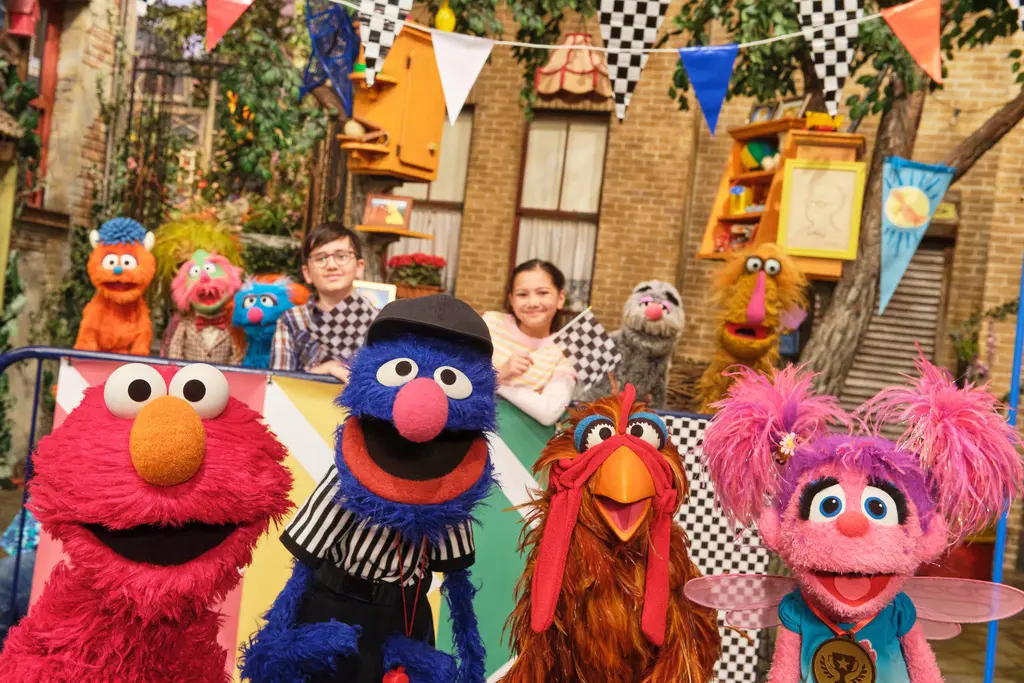 Sesame Street estrena su temporada 56 con Bubba Wallace y carreras de pollos