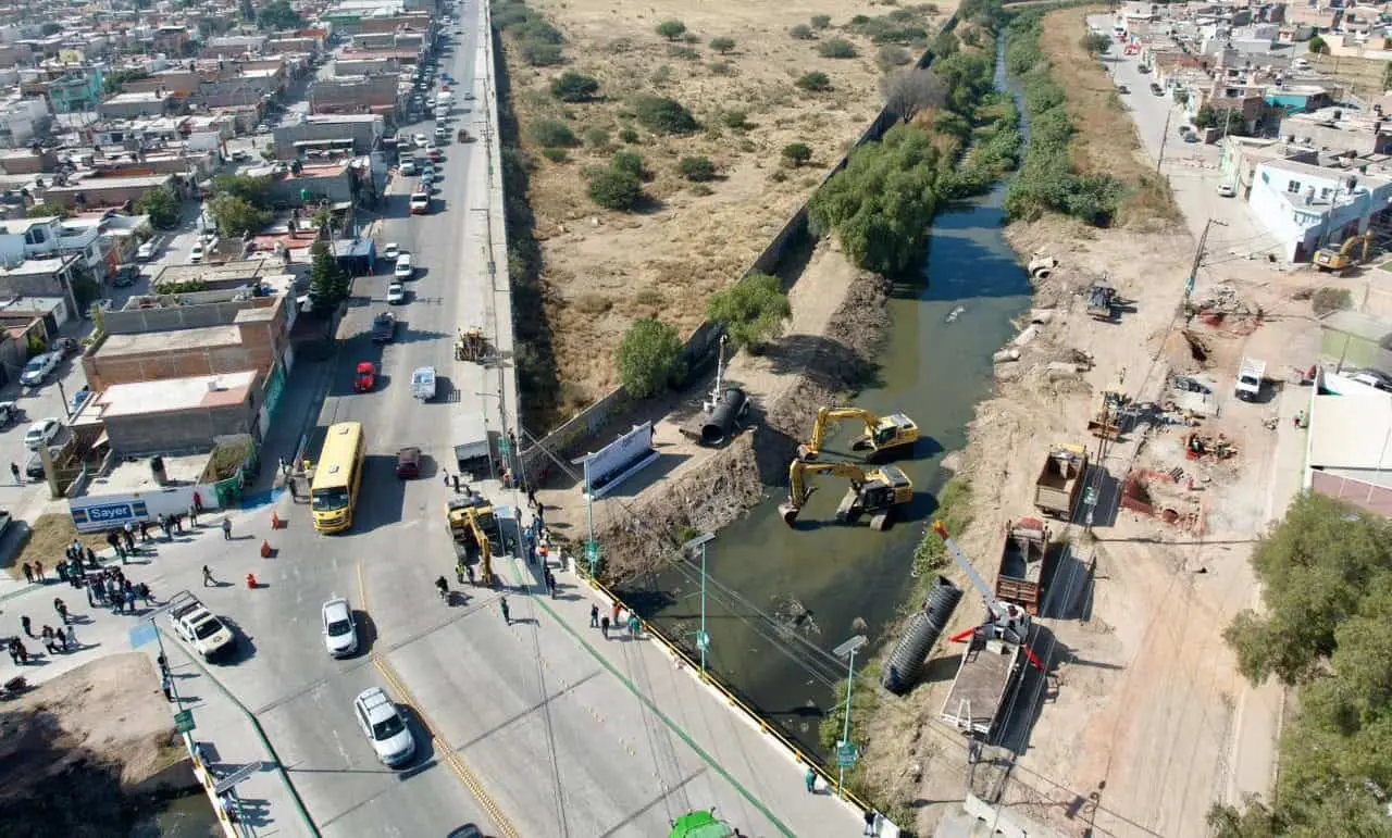 Arrancan entubamiento de canal de aguas negras en Los Silos