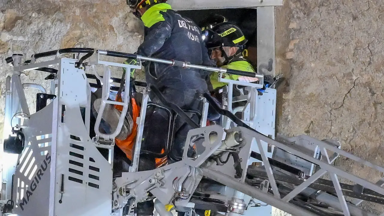 Bomberos rescatan a trabajador atrapado en colapso de torre medieval en Roma