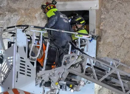 Bomberos rescatan a trabajador atrapado en colapso de torre medieval en Roma Bomberos rescatan a trabajador atrapado en colapso de torre medieval en Roma