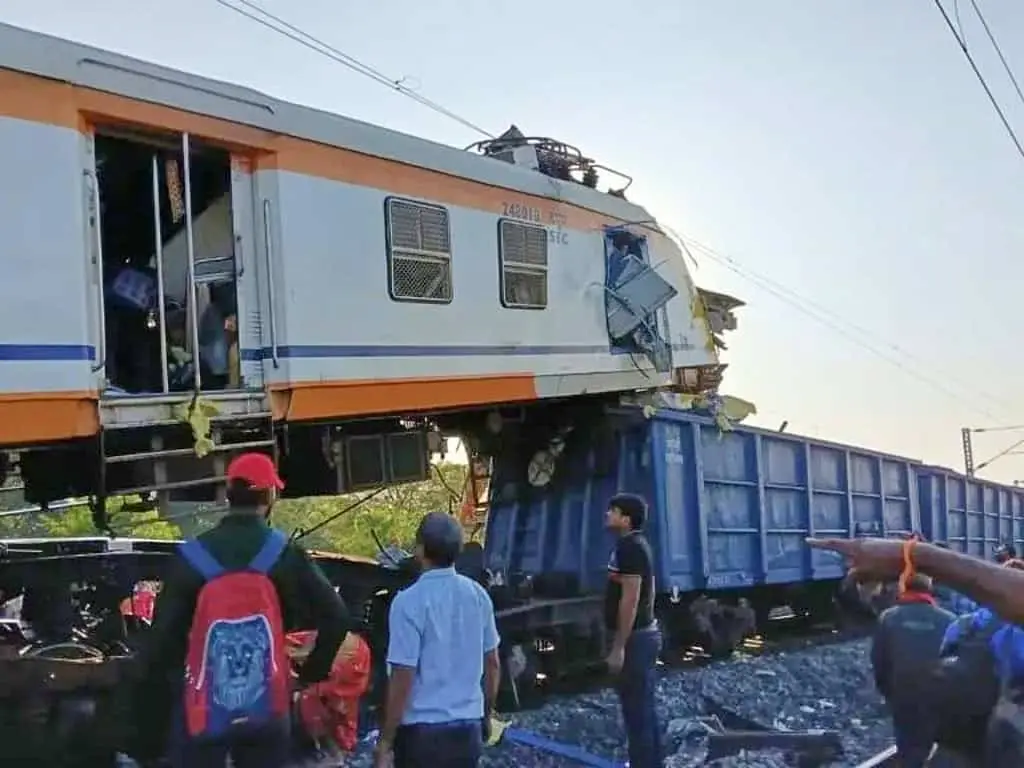 Choque de tren de pasajeros con tren de carga deja al menos 8 muertos en India