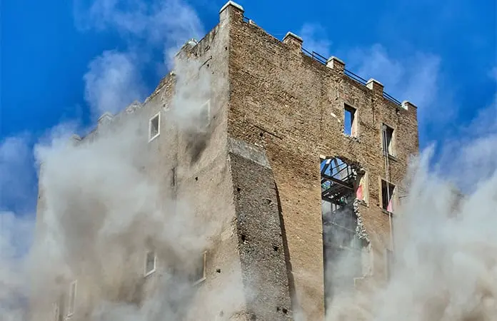 Colapsa torre en Roma