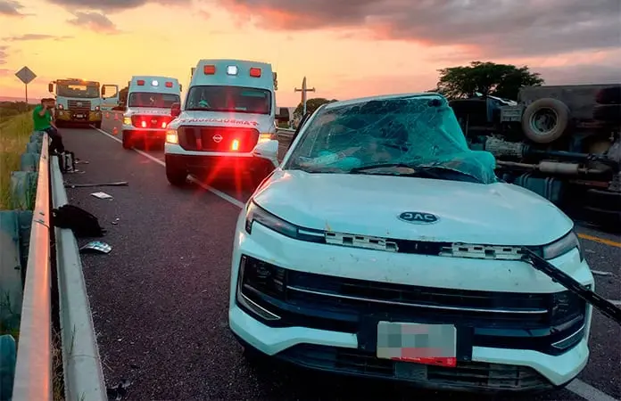 Fallece mujer en fuerte choque automovilístico