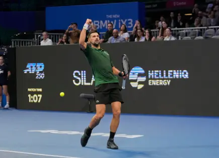 Novak Djokovic avanza a cuartos de final tras vencer a Alejandro Tabilo en Atenas