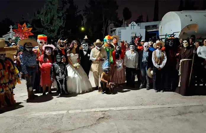 Realizan el baile de huehues en panteón